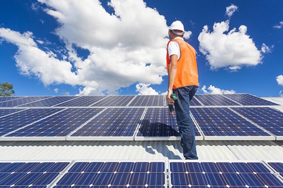 Réparation des panneaux solaires cassés par la grêle à Décines-Charpieu